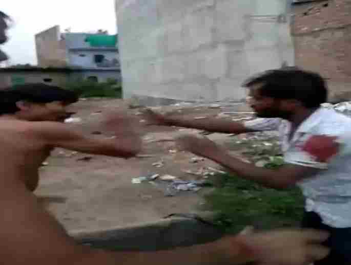 Chhatarpur News: युवक ने सड़क पर खेला खूनी खेल, एक युवक पर किया जोरदार हमला
