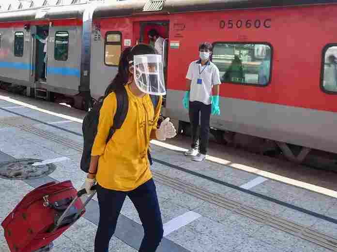 MP News: रेलवे ने जारी की नई गाइडलाइन, 18 साल से कम उम्र के बच्चे पैसेंजर ट्रेनों में सफर नहीं कर सकेंगे