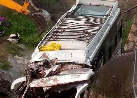 Alirajpur Road Accident: अलीराजपुर के करीब नदी में गिरी बस, 3 लोगों की मौत, 28 घायल