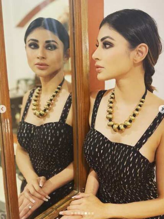 Mouni Roy की मिरर सेल्फी ने ढाया कहर, ब्लैक ड्रेस में लग रही हॉट